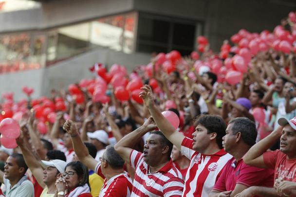Em partida marcada por erros de arbitragem, o Nutico levou a melhor sobre seu rival. Aps um primeiro tempo sem gols, o Timbu no demorou a abrir o placar no incio da segunda etapa, em cobrana de falta de Guilherme. O Santa Cruz empatou com Anderson Aquino cobrando pnalti. Podia ter ido em busca da vitria quando Ronaldo Alves foi expulso, mas o Alvirrubro cresceu em campo com um a menos e buscou a vitria, que veio com gol de Gil Mineiro.