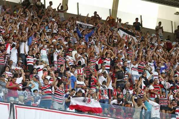 Em partida marcada por erros de arbitragem, o Nutico levou a melhor sobre seu rival. Aps um primeiro tempo sem gols, o Timbu no demorou a abrir o placar no incio da segunda etapa, em cobrana de falta de Guilherme. O Santa Cruz empatou com Anderson Aquino cobrando pnalti. Podia ter ido em busca da vitria quando Ronaldo Alves foi expulso, mas o Alvirrubro cresceu em campo com um a menos e buscou a vitria, que veio com gol de Gil Mineiro.