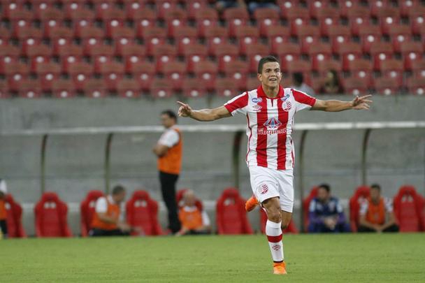 Em partida marcada por erros de arbitragem, o Nutico levou a melhor sobre seu rival. Aps um primeiro tempo sem gols, o Timbu no demorou a abrir o placar no incio da segunda etapa, em cobrana de falta de Guilherme. O Santa Cruz empatou com Anderson Aquino cobrando pnalti. Podia ter ido em busca da vitria quando Ronaldo Alves foi expulso, mas o Alvirrubro cresceu em campo com um a menos e buscou a vitria, que veio com gol de Gil Mineiro.