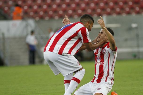 Em partida marcada por erros de arbitragem, o Nutico levou a melhor sobre seu rival. Aps um primeiro tempo sem gols, o Timbu no demorou a abrir o placar no incio da segunda etapa, em cobrana de falta de Guilherme. O Santa Cruz empatou com Anderson Aquino cobrando pnalti. Podia ter ido em busca da vitria quando Ronaldo Alves foi expulso, mas o Alvirrubro cresceu em campo com um a menos e buscou a vitria, que veio com gol de Gil Mineiro.