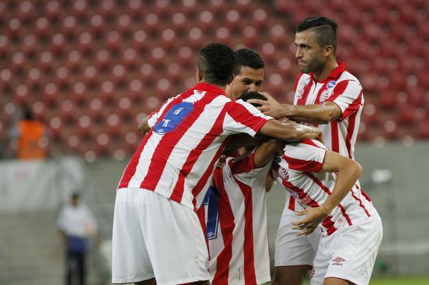 Em partida marcada por erros de arbitragem, o Nutico levou a melhor sobre seu rival. Aps um primeiro tempo sem gols, o Timbu no demorou a abrir o placar no incio da segunda etapa, em cobrana de falta de Guilherme. O Santa Cruz empatou com Anderson Aquino cobrando pnalti. Podia ter ido em busca da vitria quando Ronaldo Alves foi expulso, mas o Alvirrubro cresceu em campo com um a menos e buscou a vitria, que veio com gol de Gil Mineiro.