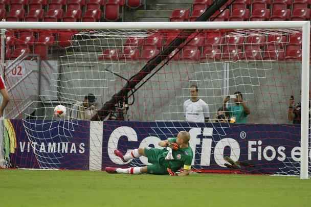 Em partida marcada por erros de arbitragem, o Nutico levou a melhor sobre seu rival. Aps um primeiro tempo sem gols, o Timbu no demorou a abrir o placar no incio da segunda etapa, em cobrana de falta de Guilherme. O Santa Cruz empatou com Anderson Aquino cobrando pnalti. Podia ter ido em busca da vitria quando Ronaldo Alves foi expulso, mas o Alvirrubro cresceu em campo com um a menos e buscou a vitria, que veio com gol de Gil Mineiro.