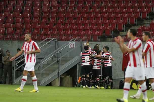 Em partida marcada por erros de arbitragem, o Nutico levou a melhor sobre seu rival. Aps um primeiro tempo sem gols, o Timbu no demorou a abrir o placar no incio da segunda etapa, em cobrana de falta de Guilherme. O Santa Cruz empatou com Anderson Aquino cobrando pnalti. Podia ter ido em busca da vitria quando Ronaldo Alves foi expulso, mas o Alvirrubro cresceu em campo com um a menos e buscou a vitria, que veio com gol de Gil Mineiro.