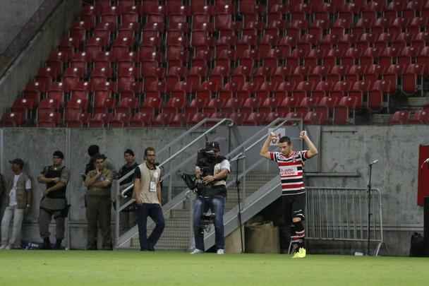 Em partida marcada por erros de arbitragem, o Nutico levou a melhor sobre seu rival. Aps um primeiro tempo sem gols, o Timbu no demorou a abrir o placar no incio da segunda etapa, em cobrana de falta de Guilherme. O Santa Cruz empatou com Anderson Aquino cobrando pnalti. Podia ter ido em busca da vitria quando Ronaldo Alves foi expulso, mas o Alvirrubro cresceu em campo com um a menos e buscou a vitria, que veio com gol de Gil Mineiro.