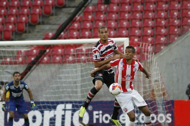 Em partida marcada por erros de arbitragem, o Nutico levou a melhor sobre seu rival. Aps um primeiro tempo sem gols, o Timbu no demorou a abrir o placar no incio da segunda etapa, em cobrana de falta de Guilherme. O Santa Cruz empatou com Anderson Aquino cobrando pnalti. Podia ter ido em busca da vitria quando Ronaldo Alves foi expulso, mas o Alvirrubro cresceu em campo com um a menos e buscou a vitria, que veio com gol de Gil Mineiro.