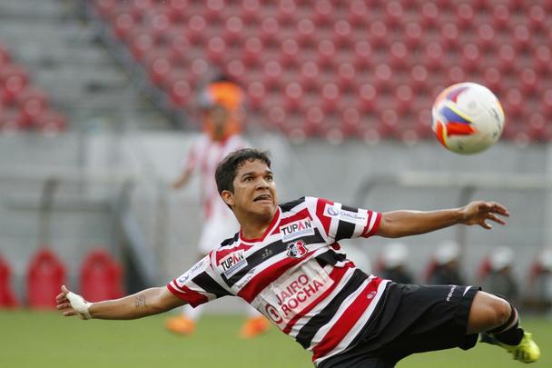 Em partida marcada por erros de arbitragem, o Nutico levou a melhor sobre seu rival. Aps um primeiro tempo sem gols, o Timbu no demorou a abrir o placar no incio da segunda etapa, em cobrana de falta de Guilherme. O Santa Cruz empatou com Anderson Aquino cobrando pnalti. Podia ter ido em busca da vitria quando Ronaldo Alves foi expulso, mas o Alvirrubro cresceu em campo com um a menos e buscou a vitria, que veio com gol de Gil Mineiro.