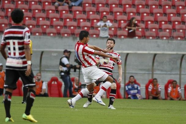 Em partida marcada por erros de arbitragem, o Nutico levou a melhor sobre seu rival. Aps um primeiro tempo sem gols, o Timbu no demorou a abrir o placar no incio da segunda etapa, em cobrana de falta de Guilherme. O Santa Cruz empatou com Anderson Aquino cobrando pnalti. Podia ter ido em busca da vitria quando Ronaldo Alves foi expulso, mas o Alvirrubro cresceu em campo com um a menos e buscou a vitria, que veio com gol de Gil Mineiro.