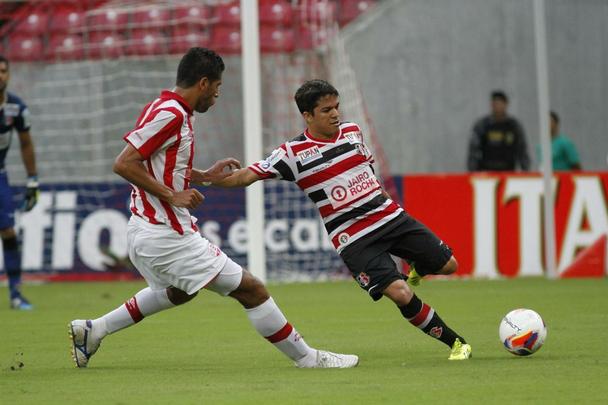 Em partida marcada por erros de arbitragem, o Nutico levou a melhor sobre seu rival. Aps um primeiro tempo sem gols, o Timbu no demorou a abrir o placar no incio da segunda etapa, em cobrana de falta de Guilherme. O Santa Cruz empatou com Anderson Aquino cobrando pnalti. Podia ter ido em busca da vitria quando Ronaldo Alves foi expulso, mas o Alvirrubro cresceu em campo com um a menos e buscou a vitria, que veio com gol de Gil Mineiro.