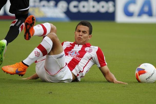 Em partida marcada por erros de arbitragem, o Nutico levou a melhor sobre seu rival. Aps um primeiro tempo sem gols, o Timbu no demorou a abrir o placar no incio da segunda etapa, em cobrana de falta de Guilherme. O Santa Cruz empatou com Anderson Aquino cobrando pnalti. Podia ter ido em busca da vitria quando Ronaldo Alves foi expulso, mas o Alvirrubro cresceu em campo com um a menos e buscou a vitria, que veio com gol de Gil Mineiro.