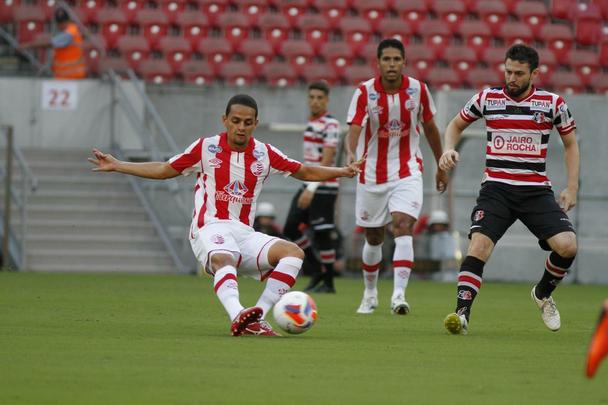 Em partida marcada por erros de arbitragem, o Nutico levou a melhor sobre seu rival. Aps um primeiro tempo sem gols, o Timbu no demorou a abrir o placar no incio da segunda etapa, em cobrana de falta de Guilherme. O Santa Cruz empatou com Anderson Aquino cobrando pnalti. Podia ter ido em busca da vitria quando Ronaldo Alves foi expulso, mas o Alvirrubro cresceu em campo com um a menos e buscou a vitria, que veio com gol de Gil Mineiro.