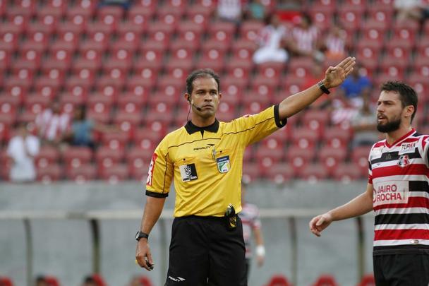 Em partida marcada por erros de arbitragem, o Nutico levou a melhor sobre seu rival. Aps um primeiro tempo sem gols, o Timbu no demorou a abrir o placar no incio da segunda etapa, em cobrana de falta de Guilherme. O Santa Cruz empatou com Anderson Aquino cobrando pnalti. Podia ter ido em busca da vitria quando Ronaldo Alves foi expulso, mas o Alvirrubro cresceu em campo com um a menos e buscou a vitria, que veio com gol de Gil Mineiro.
