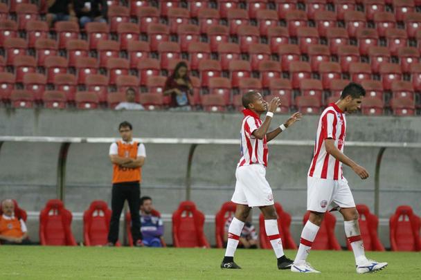 Em partida marcada por erros de arbitragem, o Nutico levou a melhor sobre seu rival. Aps um primeiro tempo sem gols, o Timbu no demorou a abrir o placar no incio da segunda etapa, em cobrana de falta de Guilherme. O Santa Cruz empatou com Anderson Aquino cobrando pnalti. Podia ter ido em busca da vitria quando Ronaldo Alves foi expulso, mas o Alvirrubro cresceu em campo com um a menos e buscou a vitria, que veio com gol de Gil Mineiro.