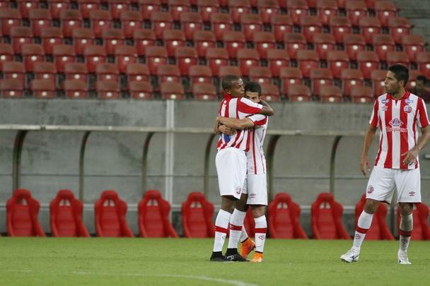 Em partida marcada por erros de arbitragem, o Nutico levou a melhor sobre seu rival. Aps um primeiro tempo sem gols, o Timbu no demorou a abrir o placar no incio da segunda etapa, em cobrana de falta de Guilherme. O Santa Cruz empatou com Anderson Aquino cobrando pnalti. Podia ter ido em busca da vitria quando Ronaldo Alves foi expulso, mas o Alvirrubro cresceu em campo com um a menos e buscou a vitria, que veio com gol de Gil Mineiro.