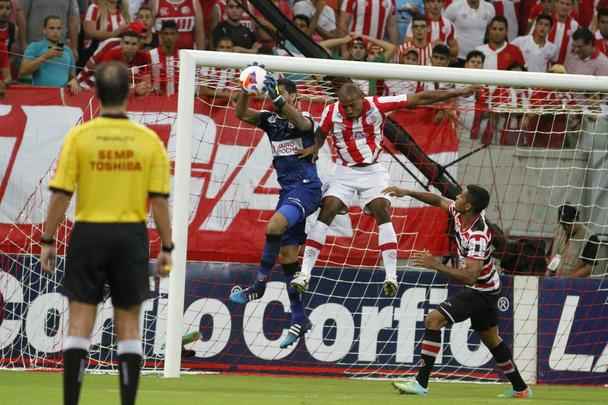 Em partida marcada por erros de arbitragem, o Nutico levou a melhor sobre seu rival. Aps um primeiro tempo sem gols, o Timbu no demorou a abrir o placar no incio da segunda etapa, em cobrana de falta de Guilherme. O Santa Cruz empatou com Anderson Aquino cobrando pnalti. Podia ter ido em busca da vitria quando Ronaldo Alves foi expulso, mas o Alvirrubro cresceu em campo com um a menos e buscou a vitria, que veio com gol de Gil Mineiro.