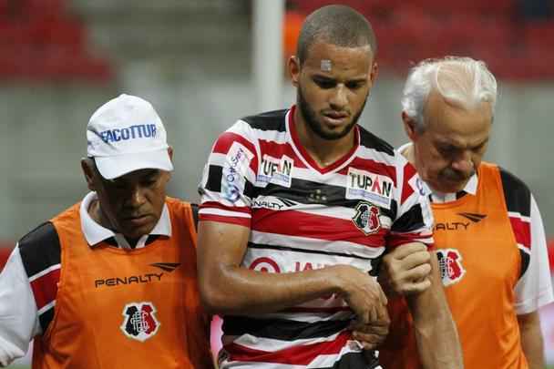 Em partida marcada por erros de arbitragem, o Nutico levou a melhor sobre seu rival. Aps um primeiro tempo sem gols, o Timbu no demorou a abrir o placar no incio da segunda etapa, em cobrana de falta de Guilherme. O Santa Cruz empatou com Anderson Aquino cobrando pnalti. Podia ter ido em busca da vitria quando Ronaldo Alves foi expulso, mas o Alvirrubro cresceu em campo com um a menos e buscou a vitria, que veio com gol de Gil Mineiro.