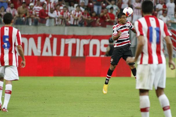 Em partida marcada por erros de arbitragem, o Nutico levou a melhor sobre seu rival. Aps um primeiro tempo sem gols, o Timbu no demorou a abrir o placar no incio da segunda etapa, em cobrana de falta de Guilherme. O Santa Cruz empatou com Anderson Aquino cobrando pnalti. Podia ter ido em busca da vitria quando Ronaldo Alves foi expulso, mas o Alvirrubro cresceu em campo com um a menos e buscou a vitria, que veio com gol de Gil Mineiro.