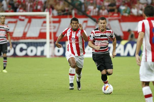 Em partida marcada por erros de arbitragem, o Nutico levou a melhor sobre seu rival. Aps um primeiro tempo sem gols, o Timbu no demorou a abrir o placar no incio da segunda etapa, em cobrana de falta de Guilherme. O Santa Cruz empatou com Anderson Aquino cobrando pnalti. Podia ter ido em busca da vitria quando Ronaldo Alves foi expulso, mas o Alvirrubro cresceu em campo com um a menos e buscou a vitria, que veio com gol de Gil Mineiro.