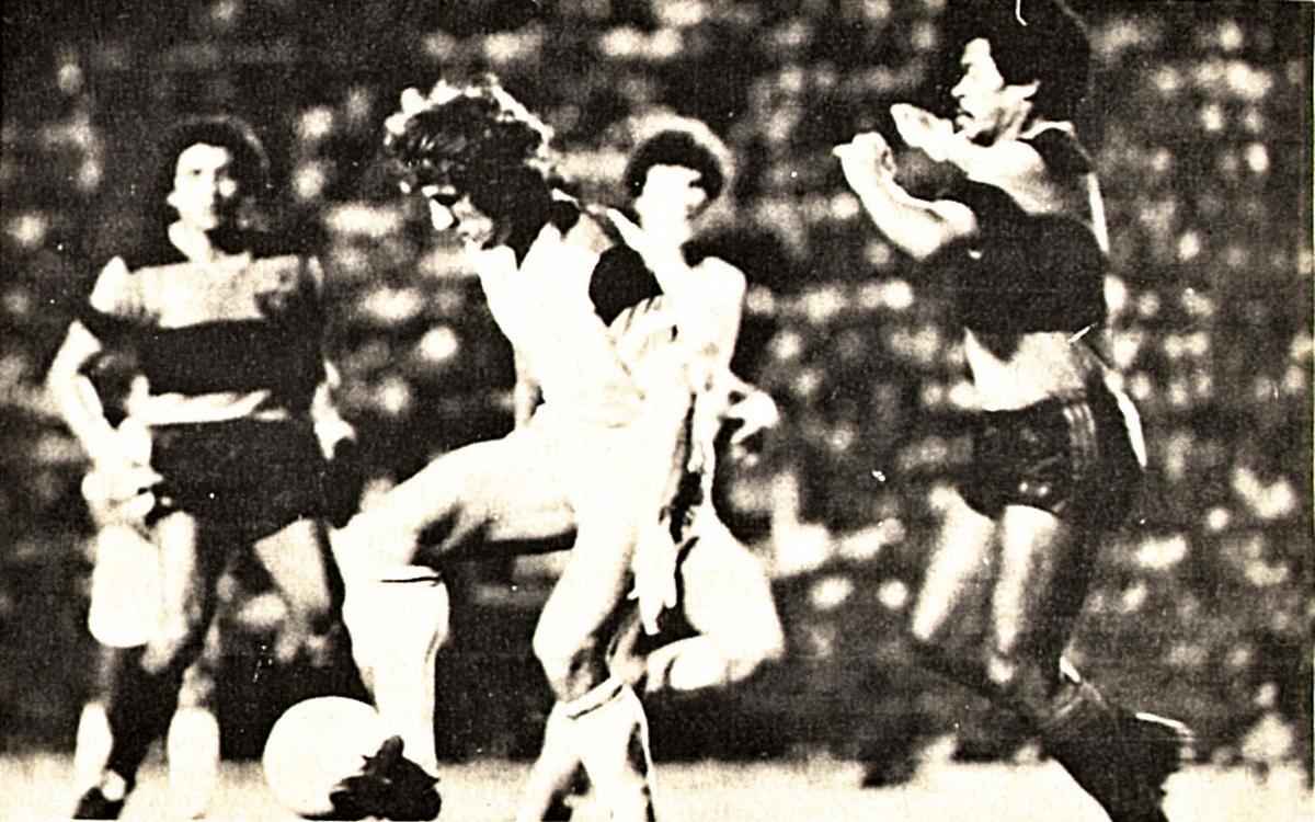 O Sport tem duas eliminaes frente ao Flamengo em jogos eliminatrios. A primeira foi em 1982, pelas oitavas de final do Campeonato Brasileiro. O time carioca venceu o primeiro jogo por 2 a 0, por isso, ficou com a vaga mesmo sendo derrotado pelo Leo na volta, por 2 a 1