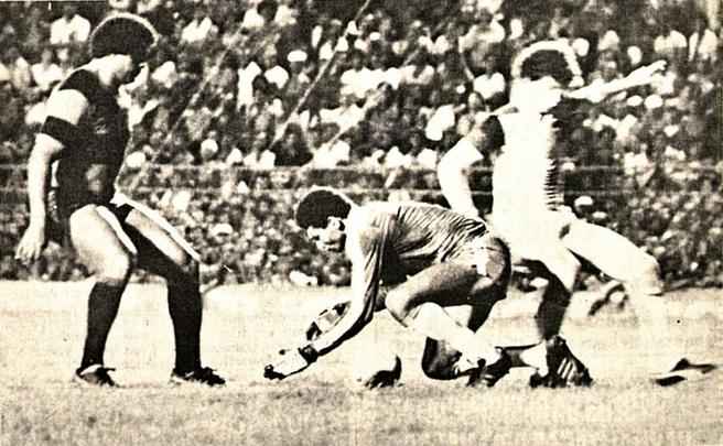 O Sport tem duas eliminações frente ao Flamengo em jogos eliminatórios. A primeira foi em 1982, pelas oitavas de final do Campeonato Brasileiro. O time carioca venceu o primeiro jogo por 2 a 0, por isso, ficou com a vaga mesmo sendo derrotado pelo Leão na volta, por 2 a 1