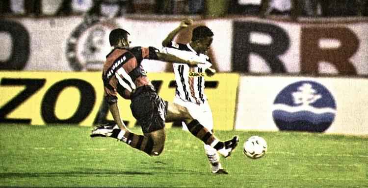 Em 2004, o Santa Cruz enfrentou o Flamengo nas oitavas de final da Copa do Brasil. A equipe coral, porm, decepcionou. Foi derrotada por 1 a 0 no Arruda e na volta perdeu novamente, pelo mesmo placar. Um fato curioso  que, na poca, o tcnico Pricles Chamusca usou um time reserva, preservando os titulares para a disputa das finais do Campeonato Pernambucano, contra o Nutico. Acabou fora da Copa do Brasil e sem o ttulo estadual