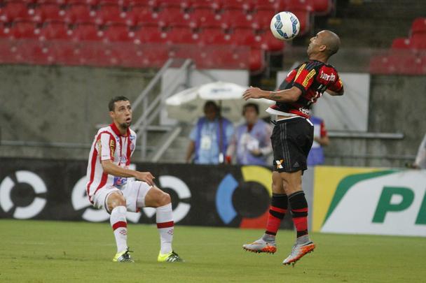 A torcida compareceu. Fez mosaico. E o Nutico at criou oportunidades. Mas no conseguiu aproveit-las. Pagou caro: com gols de Jorge e Guerrero, o Flamengo venceu o Timbu e deu fim  trajetria alvirrubra na Copa do Brasil