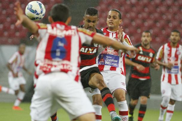 A torcida compareceu. Fez mosaico. E o Nutico at criou oportunidades. Mas no conseguiu aproveit-las. Pagou caro: com gols de Jorge e Guerrero, o Flamengo venceu o Timbu e deu fim  trajetria alvirrubra na Copa do Brasil