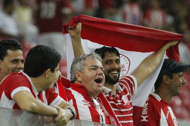 A torcida compareceu. Fez mosaico. E o Nutico at criou oportunidades. Mas no conseguiu aproveit-las. Pagou caro: com gols de Jorge e Guerrero, o Flamengo venceu o Timbu e deu fim  trajetria alvirrubra na Copa do Brasil
