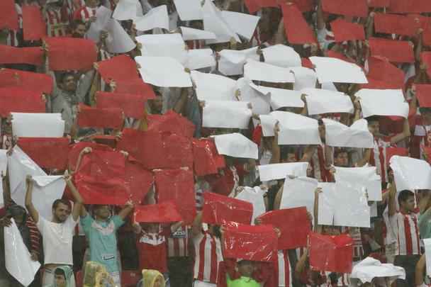A torcida compareceu. Fez mosaico. E o Nutico at criou oportunidades. Mas no conseguiu aproveit-las. Pagou caro: com gols de Jorge e Guerrero, o Flamengo venceu o Timbu e deu fim  trajetria alvirrubra na Copa do Brasil