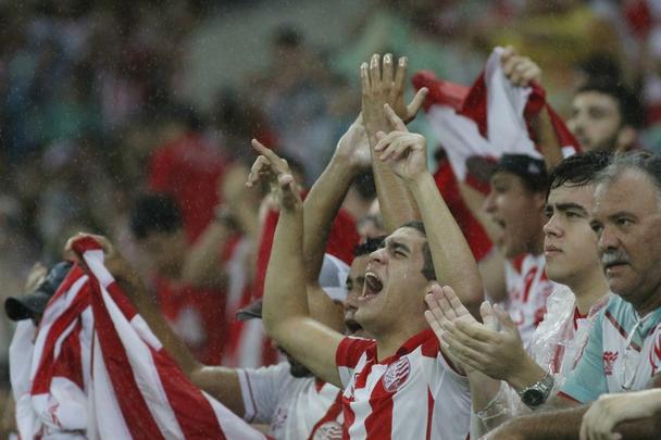A torcida compareceu. Fez mosaico. E o Nutico at criou oportunidades. Mas no conseguiu aproveit-las. Pagou caro: com gols de Jorge e Guerrero, o Flamengo venceu o Timbu e deu fim  trajetria alvirrubra na Copa do Brasil