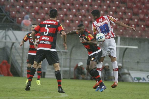 A torcida compareceu. Fez mosaico. E o Nutico at criou oportunidades. Mas no conseguiu aproveit-las. Pagou caro: com gols de Jorge e Guerrero, o Flamengo venceu o Timbu e deu fim  trajetria alvirrubra na Copa do Brasil