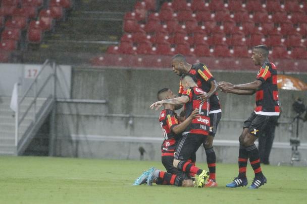 A torcida compareceu. Fez mosaico. E o Nutico at criou oportunidades. Mas no conseguiu aproveit-las. Pagou caro: com gols de Jorge e Guerrero, o Flamengo venceu o Timbu e deu fim  trajetria alvirrubra na Copa do Brasil