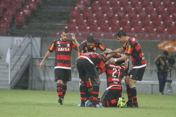 A torcida compareceu. Fez mosaico. E o Nutico at criou oportunidades. Mas no conseguiu aproveit-las. Pagou caro: com gols de Jorge e Guerrero, o Flamengo venceu o Timbu e deu fim  trajetria alvirrubra na Copa do Brasil