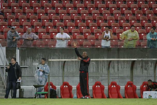 A torcida compareceu. Fez mosaico. E o Nutico at criou oportunidades. Mas no conseguiu aproveit-las. Pagou caro: com gols de Jorge e Guerrero, o Flamengo venceu o Timbu e deu fim  trajetria alvirrubra na Copa do Brasil