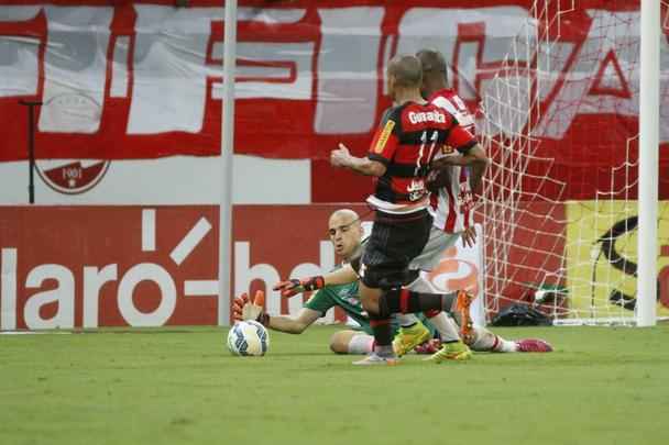 A torcida compareceu. Fez mosaico. E o Nutico at criou oportunidades. Mas no conseguiu aproveit-las. Pagou caro: com gols de Jorge e Guerrero, o Flamengo venceu o Timbu e deu fim  trajetria alvirrubra na Copa do Brasil