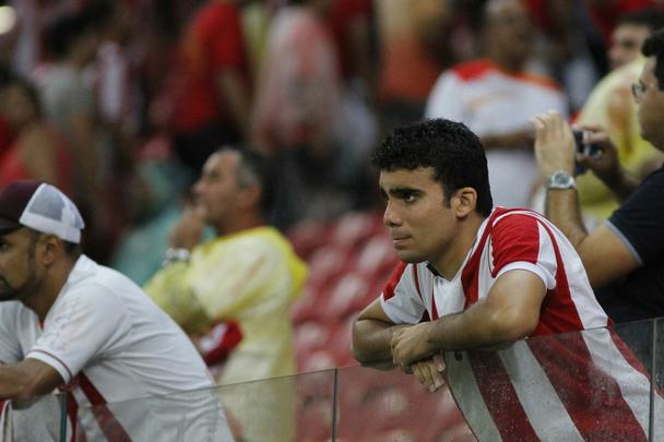 A torcida compareceu. Fez mosaico. E o Nutico at criou oportunidades. Mas no conseguiu aproveit-las. Pagou caro: com gols de Jorge e Guerrero, o Flamengo venceu o Timbu e deu fim  trajetria alvirrubra na Copa do Brasil