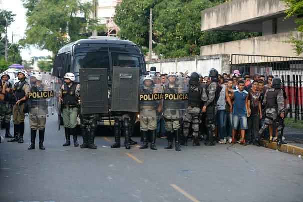 Minutos antes da partida entre Santa Cruz e Atlético-GO ser iniciada, a rua das Moças que dá acesso ao Arruda foi palco, mais uma vez, de cenas de selvageria. Na chegada da torcida uniformizada rival, que tem ligação com a do Sport, houve confronto. Pedras voaram e o Batalhão de Choque precisou intervir com bombas de efeito moral. O barulho foi possível ouvir nas arquibancadas do Arruda. A reportagem tentou entrar em contato com a assessoria de imprensa da Polícia Militar para obter mais detalhes do caso, mas não havia informações detalhadas sobre o confronto.