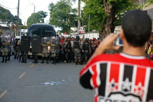 Minutos antes da partida entre Santa Cruz e Atlético-GO ser iniciada, a rua das Moças que dá acesso ao Arruda foi palco, mais uma vez, de cenas de selvageria. Na chegada da torcida uniformizada rival, que tem ligação com a do Sport, houve confronto. Pedras voaram e o Batalhão de Choque precisou intervir com bombas de efeito moral. O barulho foi possível ouvir nas arquibancadas do Arruda. A reportagem tentou entrar em contato com a assessoria de imprensa da Polícia Militar para obter mais detalhes do caso, mas não havia informações detalhadas sobre o confronto.