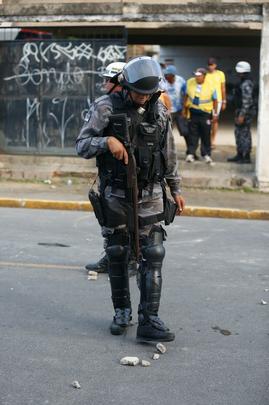 Minutos antes da partida entre Santa Cruz e Atlético-GO ser iniciada, a rua das Moças que dá acesso ao Arruda foi palco, mais uma vez, de cenas de selvageria. Na chegada da torcida uniformizada rival, que tem ligação com a do Sport, houve confronto. Pedras voaram e o Batalhão de Choque precisou intervir com bombas de efeito moral. O barulho foi possível ouvir nas arquibancadas do Arruda. A reportagem tentou entrar em contato com a assessoria de imprensa da Polícia Militar para obter mais detalhes do caso, mas não havia informações detalhadas sobre o confronto.