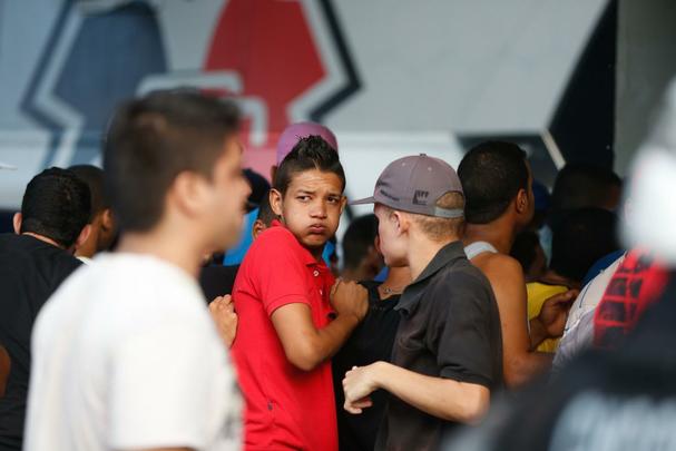 Minutos antes da partida entre Santa Cruz e Atlético-GO ser iniciada, a rua das Moças que dá acesso ao Arruda foi palco, mais uma vez, de cenas de selvageria. Na chegada da torcida uniformizada rival, que tem ligação com a do Sport, houve confronto. Pedras voaram e o Batalhão de Choque precisou intervir com bombas de efeito moral. O barulho foi possível ouvir nas arquibancadas do Arruda. A reportagem tentou entrar em contato com a assessoria de imprensa da Polícia Militar para obter mais detalhes do caso, mas não havia informações detalhadas sobre o confronto.