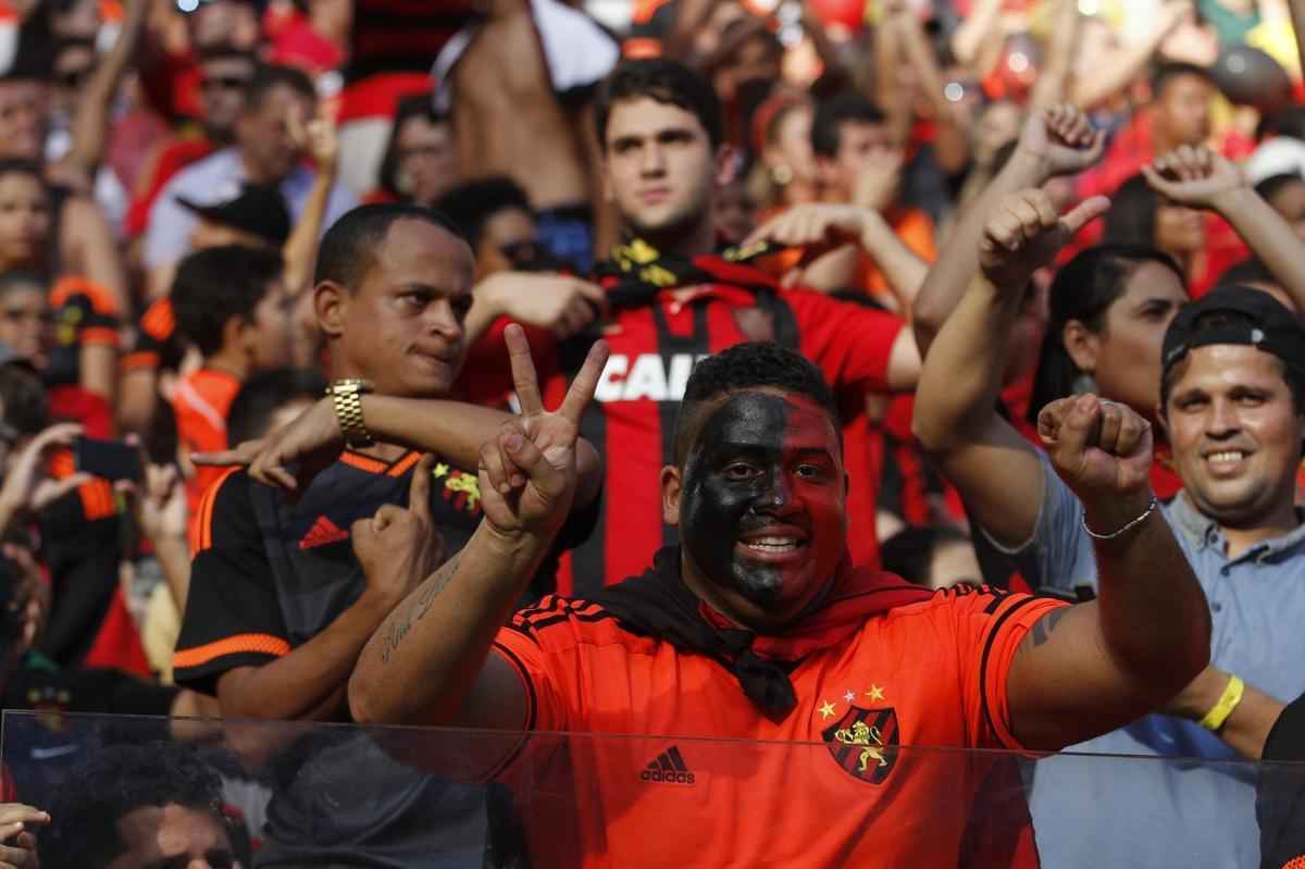 Torcida rubro-negra comparece em peso para duelo contra o So Paulo na Arena Pernambuco