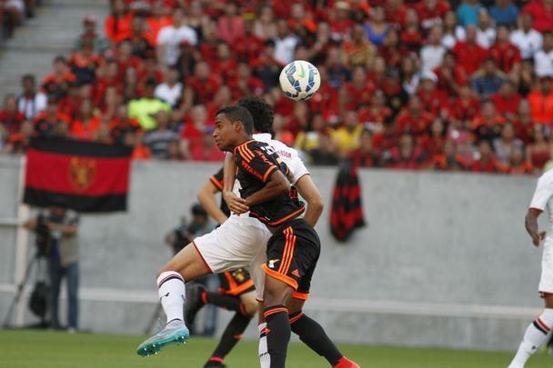 A Arena Pernambuco ficou lotada por 41.994 mil torcedores - novo público recorde do estádio