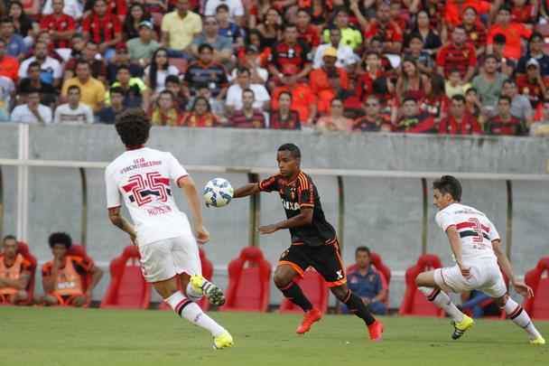A Arena Pernambuco ficou lotada por 41.994 mil torcedores - novo público recorde do estádio
