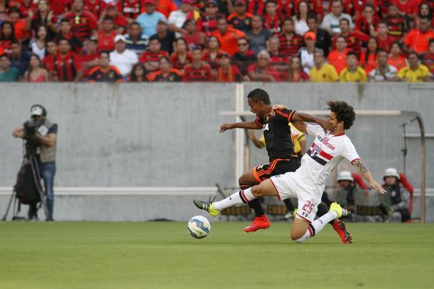 A Arena Pernambuco ficou lotada por 41.994 mil torcedores - novo público recorde do estádio