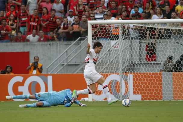A defesa do goleiro Danilo Fernandes, no primeiro tempo de jogo, valeu como um gol para o Sport. Ele evitou que Alexandre Pato, livre de marcao, o driblasse e marcasse o gol de empate do So Paulo