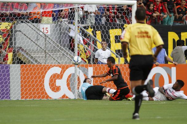 Elber desfalcou o Sport por um ms e meio por conta de uma leso no joelho. Logo no retorno ao time, marcou o gol que abriu a vitria sobre o So Paulo na Arena Pernambuco
