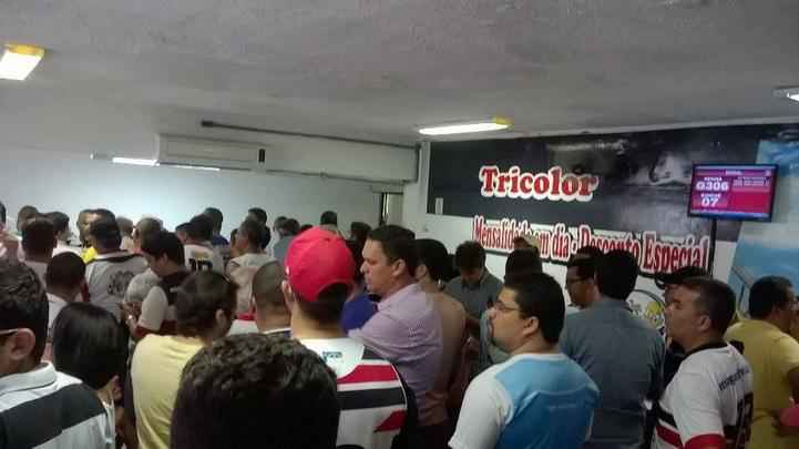 Torcedores do Santa Cruz se queixaram da organizao, mas ficaram satisfeitos com a nova camisa