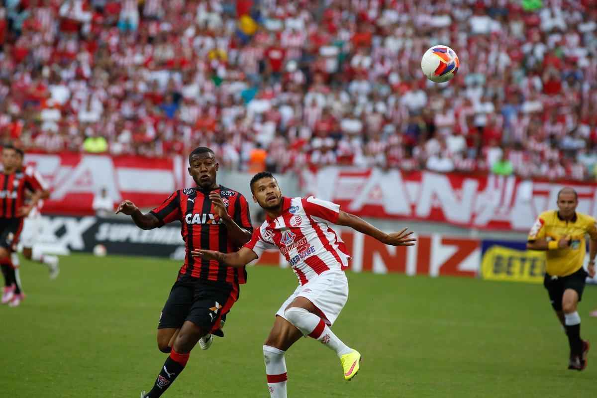 Foi um jogo de muita emoo na Arena Pernambuco. O Nutico saiu atrs no placar, graas a um gol de um ex-jogador doclube: Rhayner. Mas com muita raa, correu atrs e conseguiu reverter, com gols de Douglas e Rafael Pereira, estreante da tarde