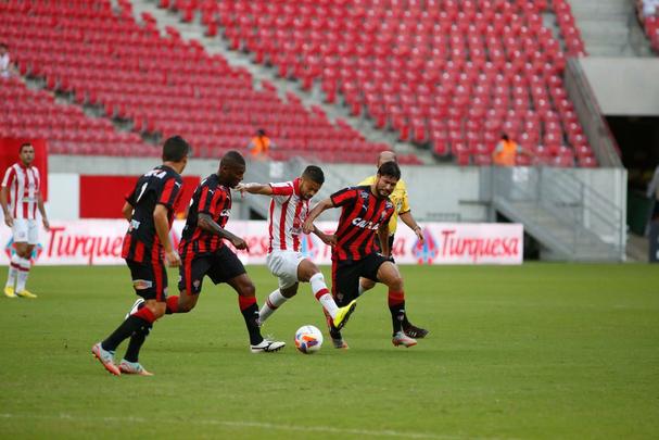 Foi um jogo de muita emoção na Arena Pernambuco. O Náutico saiu atrás no placar, graças a um gol de um ex-jogador doclube: Rhayner. Mas com muita raça, correu atrás e conseguiu reverter, com gols de Douglas e Rafael Pereira, estreante da tarde