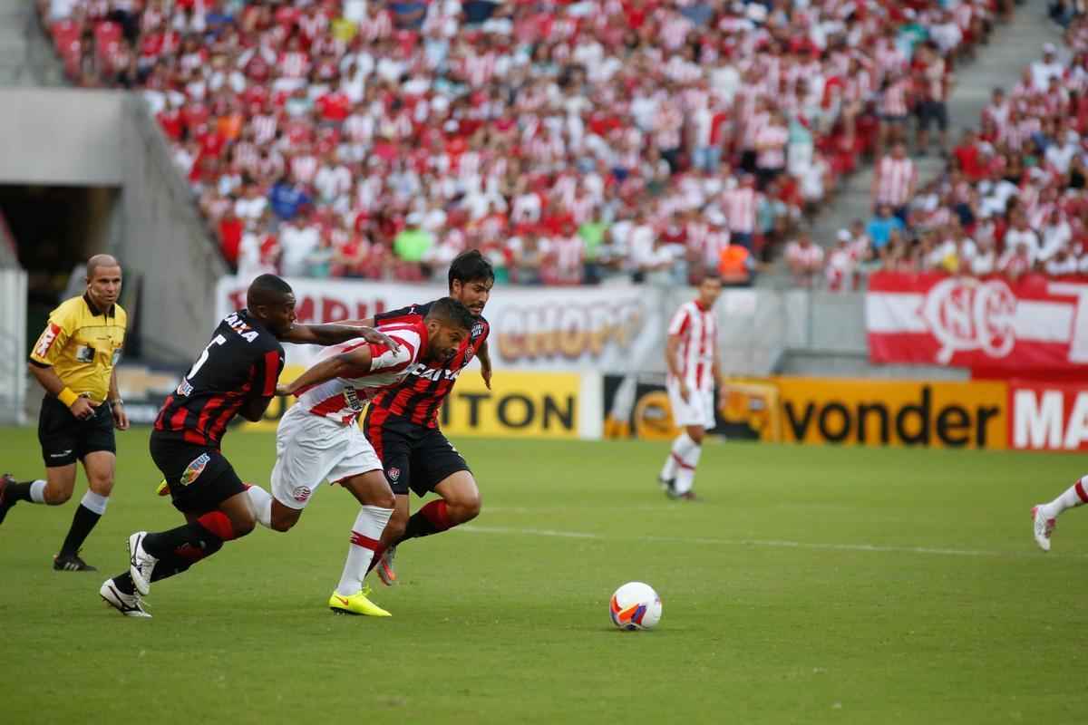 Foi um jogo de muita emoo na Arena Pernambuco. O Nutico saiu atrs no placar, graas a um gol de um ex-jogador doclube: Rhayner. Mas com muita raa, correu atrs e conseguiu reverter, com gols de Douglas e Rafael Pereira, estreante da tarde
