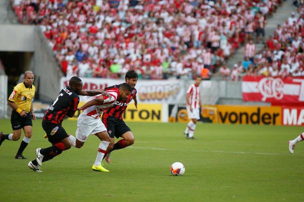Foi um jogo de muita emoção na Arena Pernambuco. O Náutico saiu atrás no placar, graças a um gol de um ex-jogador doclube: Rhayner. Mas com muita raça, correu atrás e conseguiu reverter, com gols de Douglas e Rafael Pereira, estreante da tarde